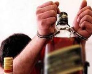 Dehra: Police caught country liquor during patrol in Bari