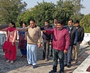 Dehra: Under the cleanliness fortnight, the employees of the post office took the cleanliness oath