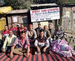 Dadlaghat: Local people sitting on dharna in Gram Panchayat Surajpur for their demands