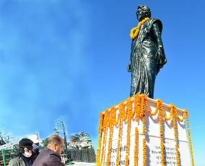 Shimla: CM paid floral tribute on the birth anniversary of former and late Prime Minister Indira Gandhi