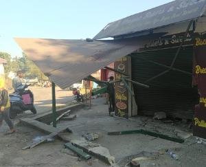 Rakkad: A car collided with a bakery shop, one person died