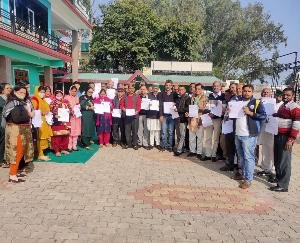 जसवां:परागपुर में सुरेंद्र  सिंह मनकोटिया के नेतृत्व में कांग्रेस सदस्यता अभियान का शुभारंभ