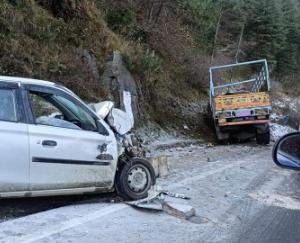 शिमला :कुफरी और फागू के बीच फिसलन के कारण कई गाड़ियां दुर्घनाग्रस्त।
