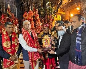 Governor Rajendra Vishwanath Arlekar visited the mother in Chintpurni temple