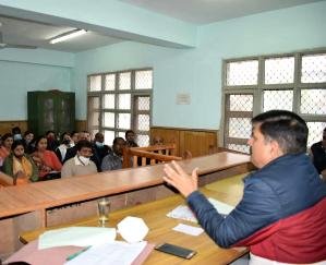 समयबद्ध होकर निपटाए जाएं लोगों के राजस्व संबंधित कार्य: एसडीएम देहरा