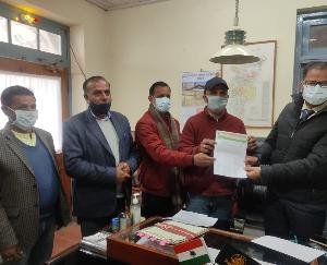Shimla: Contractor Association Theog raised the demand to remove the requirement of mform