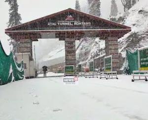 Himachal Pradesh: Snowfall continues in Atal Tunnel, 45 roads of the state closed