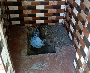 डाडासीबा - सुभाषपुर बाजार मे गत रात सार्वजनिक शौचालय से सिटिंग सीट ही ले उडे चोर