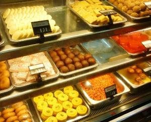 Jwalamukhi: Argument between sweet seller and customer over weighing sweets with box