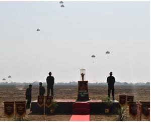 Former para-troopers involved in 1971 war pay tribute to CDS Bipin Rawat by para-jumping