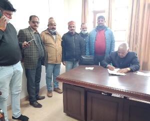 Jwalamukhi: Delegation of PTF Executive of Education Block Khundian met MLA Ramesh Dhawala