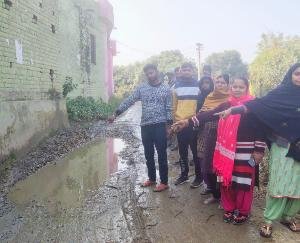 इंदौरा : राजाखासा गाँव में मुख्य रास्ते के हाल बेहाल, विभाग की अनदेखी से लोग नरकीय जीवन जीने को हुए मज़बूर