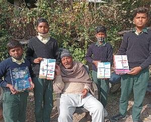 Kangra: Social worker Mukesh Thakur presented books and copies to children to study