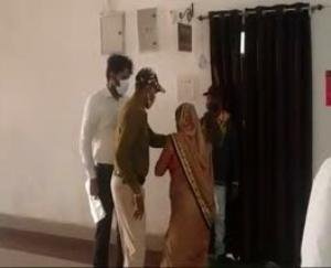 In Chhattisgarh, woman tried to kill IAS officer with slippers, read what is the whole matter