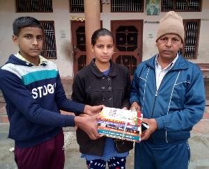 Kangra: Social worker Mukesh Thakur presented books to children