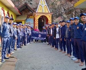 Kunihar: NSS volunteers of SVN school offer prayers at Shiva cave temple