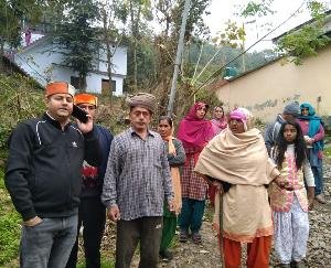 Jaswan-Paragpur: Social worker Mukesh Thakur gave 20 cement bags for the construction of the road in Baliana Panchayat