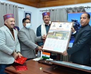 शिमला: सीएम जयराम ठाकुर ने कामगार कल्याण बोर्ड के कैलेंडर का किया विमोचन