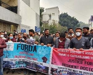 Resident doctors announce to end strike amid rising corona threat in Delhi