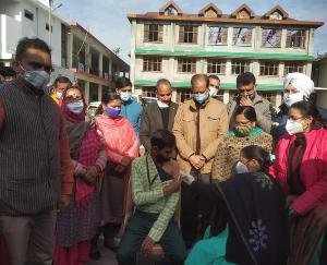 जयसिंहपुर : आलमपुर में विधायक रविंद्र रवि धीमान ने किया वेक्सिंनेशन का शुभारंभ