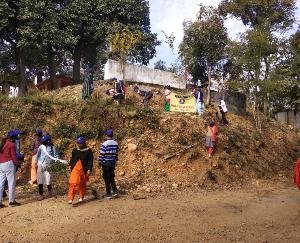 रक्कड़ : कॉलेज में एनएसएस शिविर के तीसरे दिन स्वयंसेवियों ने संवारा स्वस्थानी माता के मंदिर का परिसर