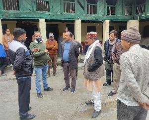 Palampur: BJP State General Secretary Trilok Kapoor met the affected families in the theft incident