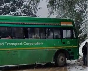 रामपुर : बर्फबारी के चलते एन एच -5 रामपुर शिमला मार्ग वाहनों की आवाजाही के लिए बंद