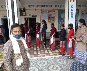 Dadlaghat: The first dose of vaccine was administered to students between the ages of 15 and 18 in Dhundan.