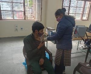 जयसिंहपुर : राजकीय बहुतकनिकी संस्थान तलवाड में 15 से 18 वर्ष के विद्यार्थियों को किया गया वैक्सीनेट