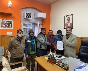 जसवां:परागपुर : बस सुविधा चलाने के लिए प्रदेश उद्योग एवम परिवहन मंत्री बिक्रम सिंह ठाकुर से मिला प्रतिनिधिमंडल