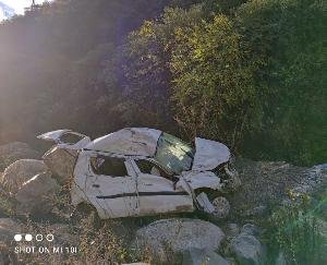 शिमला : ऑल्टो कार हुई दुर्घटनाग्रस्त 