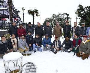 शिमला : राज्यपाल ने मुख्यमंत्री के साथ लिया बर्फ का आनंद