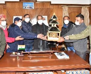 शिमला : सर्व अनुबंध कर्मचारी महासंघ के प्रतिनिधिमंडल ने मुख्यमंत्री से की भेंट