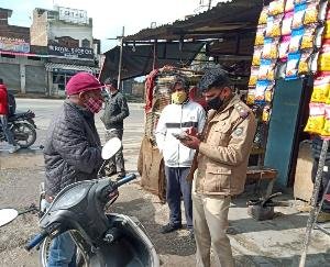 इंदौरा : पुलिस थाना डमटाल व इन्दौरा में पुलिस ने मास्क न लगाने वालो से वसूल किया जुर्माना
