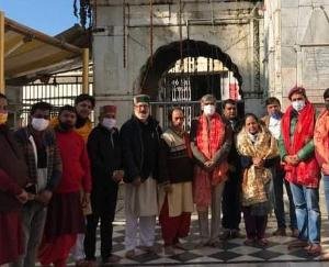 ज्वालामुखी: मंडी सांसद प्रतिभा सिंह एवम शिमला विधायक विक्रमादित्य सिंह ने ज्वालामुखी में नवाया शीश 