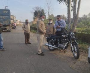 इंदौरा : ठाकुरद्वारा पुलिस ने बिना मास्क घूमने वालों के खिलाफ कसा शिकंजा, 50 लोगों के काटे चालान