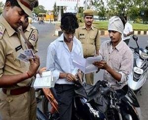 Shahpur police cut challans of 11 people walking without masks