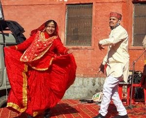 Dharamshala: Artists told the achievements of the state government through street plays