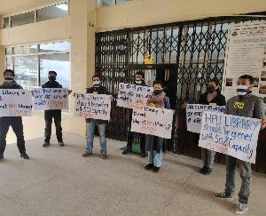 Shimla: ABVP HPU unit held a silent demonstration outside the library