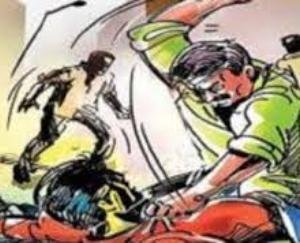 डाडासीबा: कनोल मे दो व्यक्तियों ने युवक का रास्ता रोककर की मार पिट