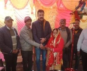 जयसिंहपुर: कांग्रेस नेता एवं जिला परिषद संजय राणा ने निर्धन परिवार की बेटी की शादी के लिए की आर्थिक मदद