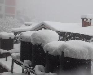 शिमला : राजधानी में सीजन का भारी हिमपात, सभी मार्ग अवरुद्ध