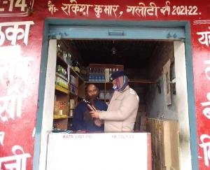 ज्वालामुखी : पिहड़ी गलोटी-खुंडिया में पुलिस ने जांचे शराब के ठेके, शराब की बोतलों पर लगे लेबल की हुई चेकिंग