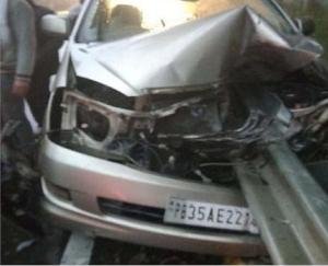 इंदौरा : इनोवा गाड़ी रेलिंग से टकराई, दो युवाओं सहित कुल तीन लोगों की मौक़े पर मौत