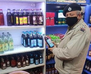 डाडा सीबा : पुलिस ने जांचे शराब के ठेके, बोतल की हुई चेकिंग
