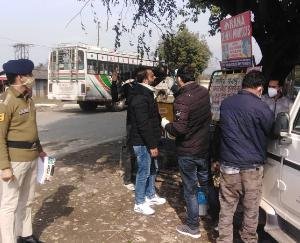 देहरा: संसारपुर टेरेस टोल बैरियर पर बिना मासक यात्रा कर रहे लोगों के हुए कोरोना टेस्ट