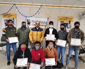 दाड़लाघाट : ब्रांच कार्यालय में श्री राम ट्रांसपोर्ट फाइनेंस कंपनी ने क्षेत्र के मेधावी स्कूली विद्यार्थियों को बांटी स्कालरशिप राशि