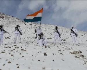 ITBP jawans hoisted the tricolor at a height of 15 thousand feet