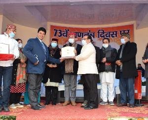 Solan: Vipin Singh Parmar honored the eligible persons for their best services
