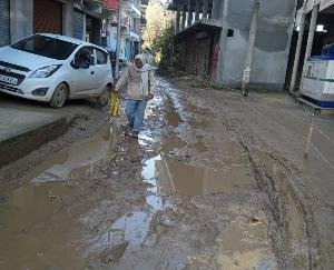 कुनिहार: छात्र वरिष्ठ माध्यमिक विद्यालय कुनिहार से डुमेहर-भूमति सड़क व शिव गुफा को जाने वाले लिंक रोड की हालत दयनीय 